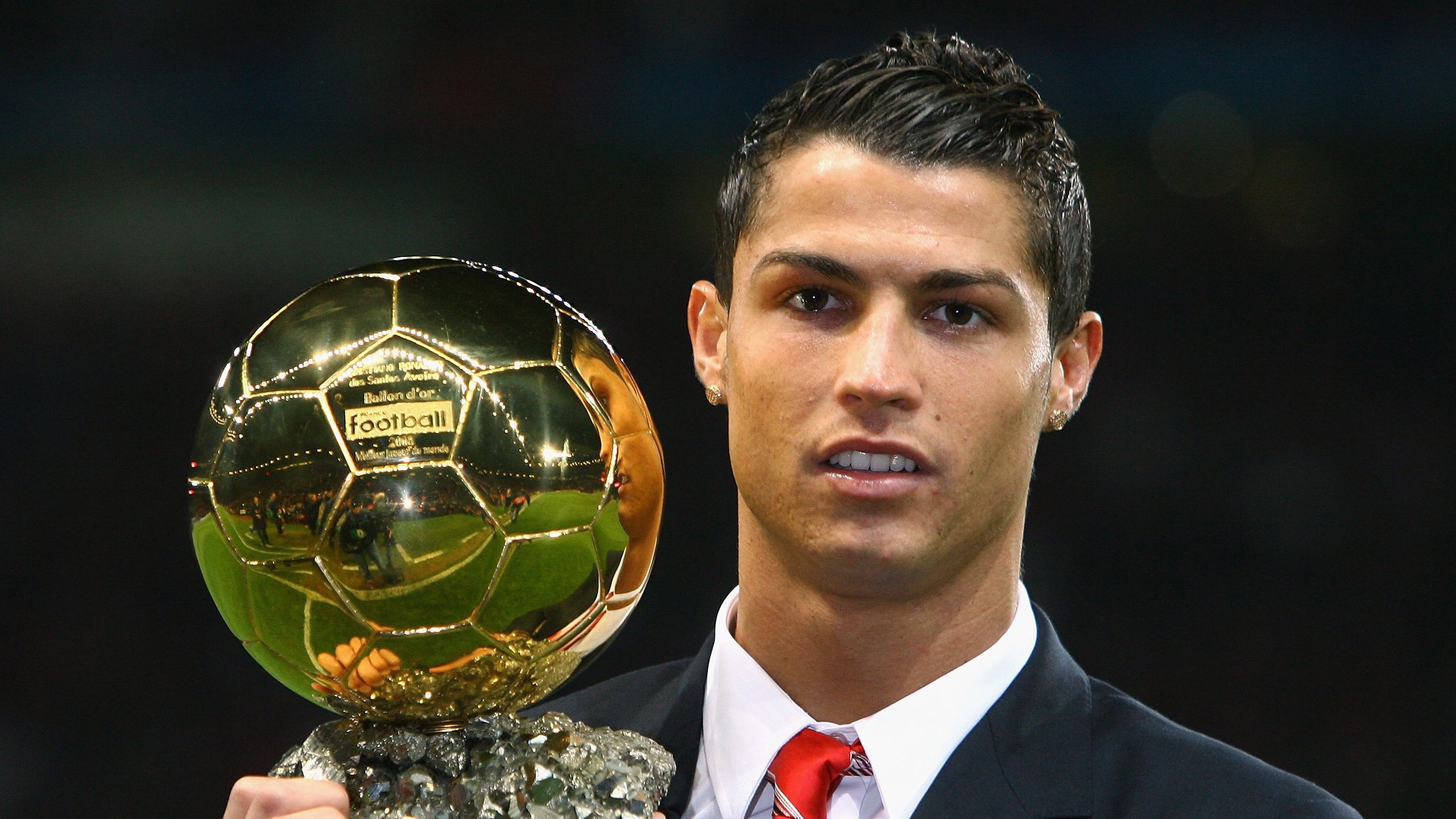 “英超接近收官，争冠大战硝烟弥漫”，英超争4