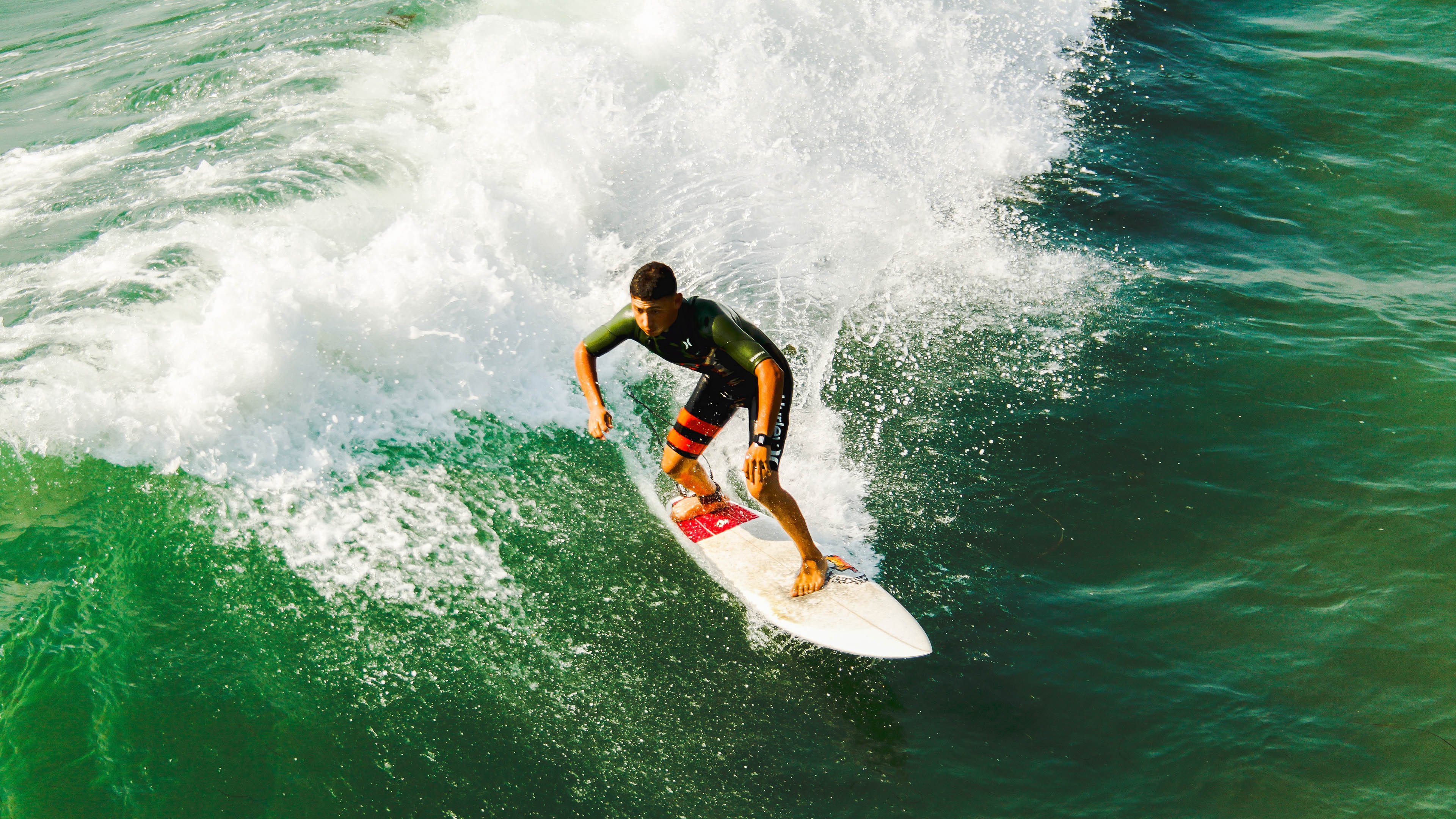 德甲激烈对抗,比分3-2,明星前锋两球,关键扑救命悬一线,角球数量更胜一筹